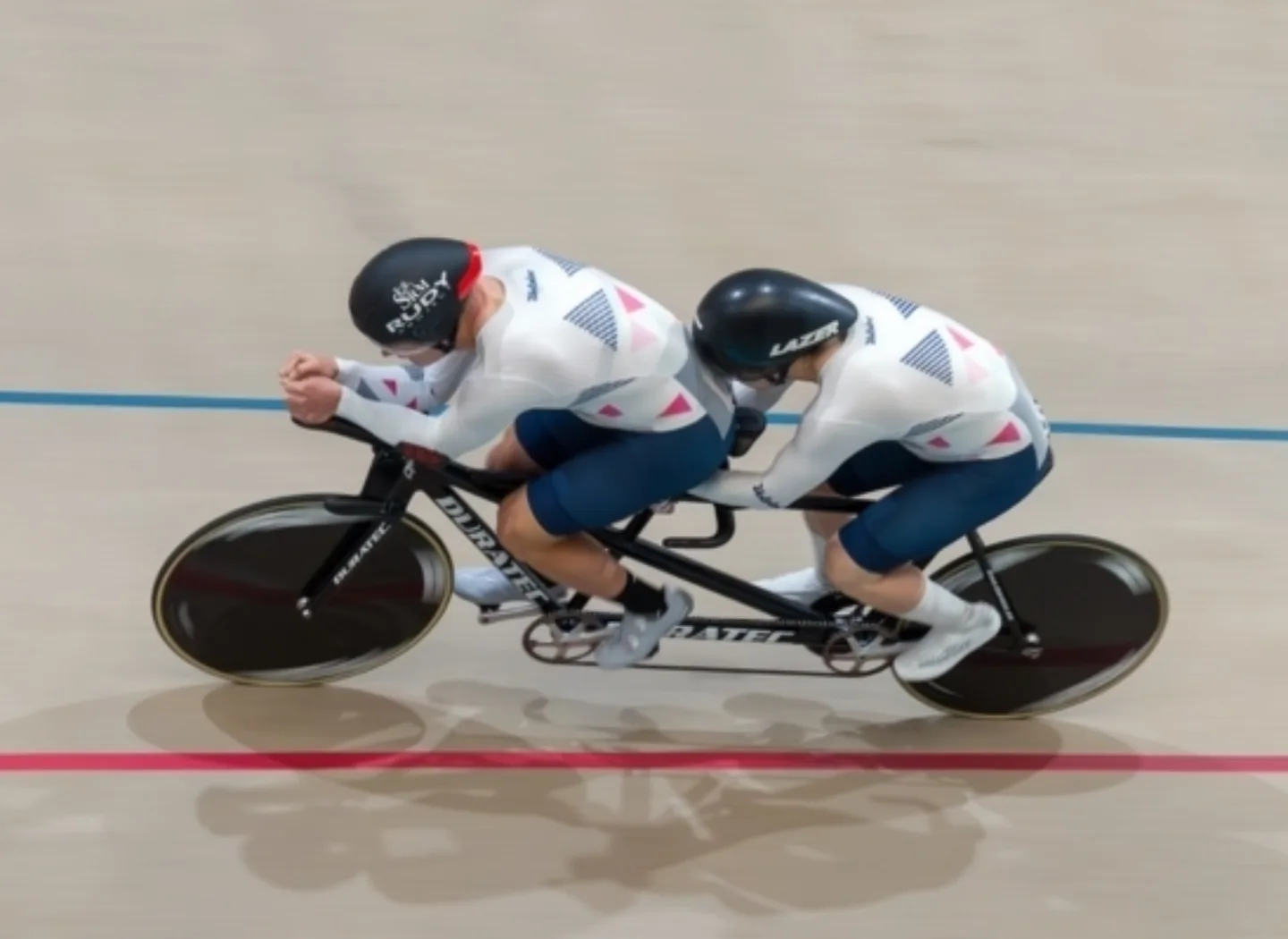paracyclists on track